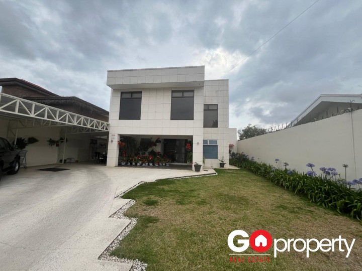 Venta Casa Amplia en Residencial - Curridabat
